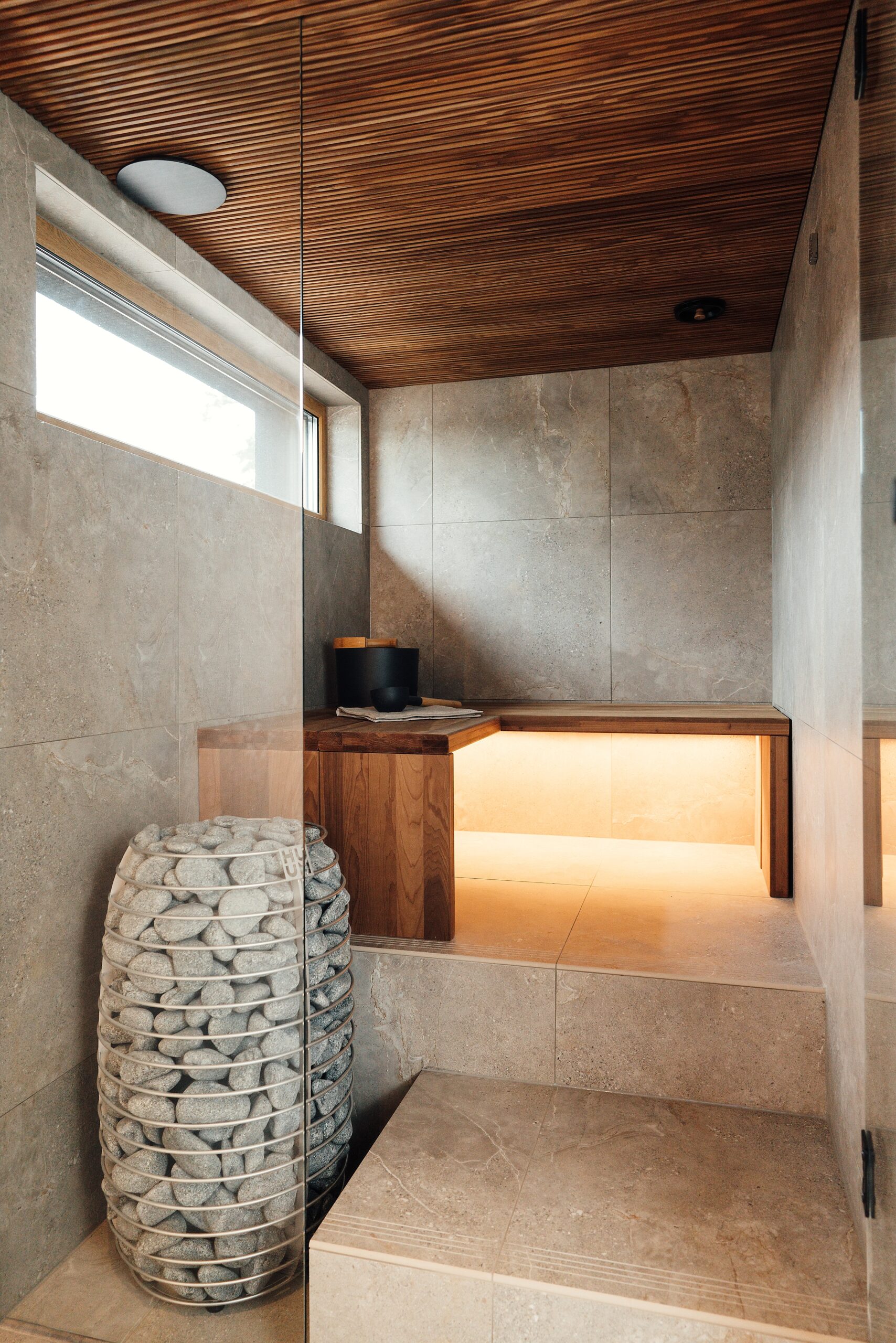 Rimapaneeli saunan katossa