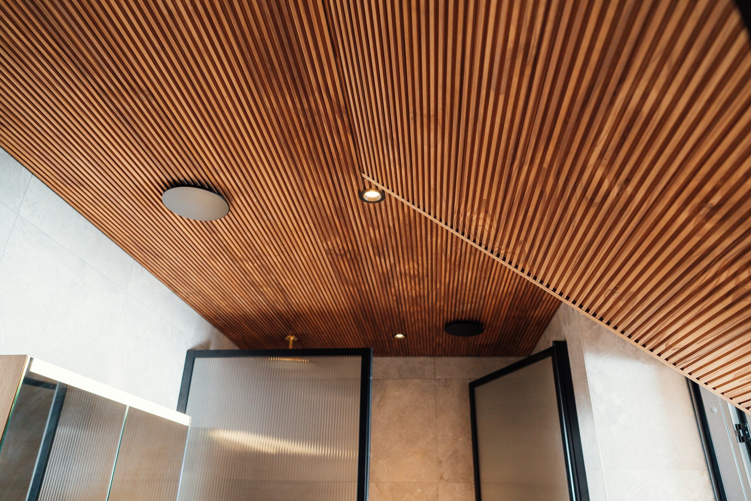 Radiata rimapaneeli saunaan tai pesuhuoneeseen